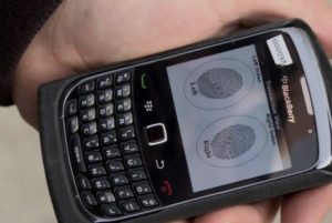 Video: la policía del Reino Unido usa BlackBerry para escanear huellas dactilares y verificar si eres un delincuente o no