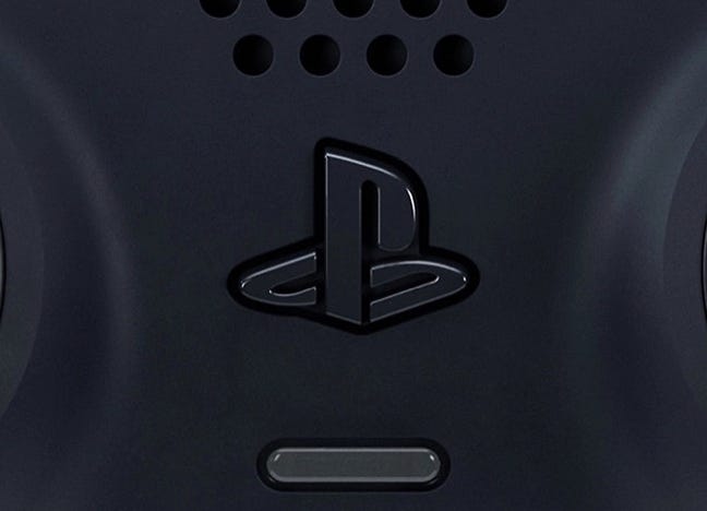 El botón de PlayStation en un controlador de PS5.